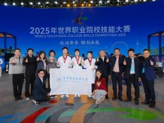 <b>汤学政正在一旁协帮进行查抄时发觉</b>